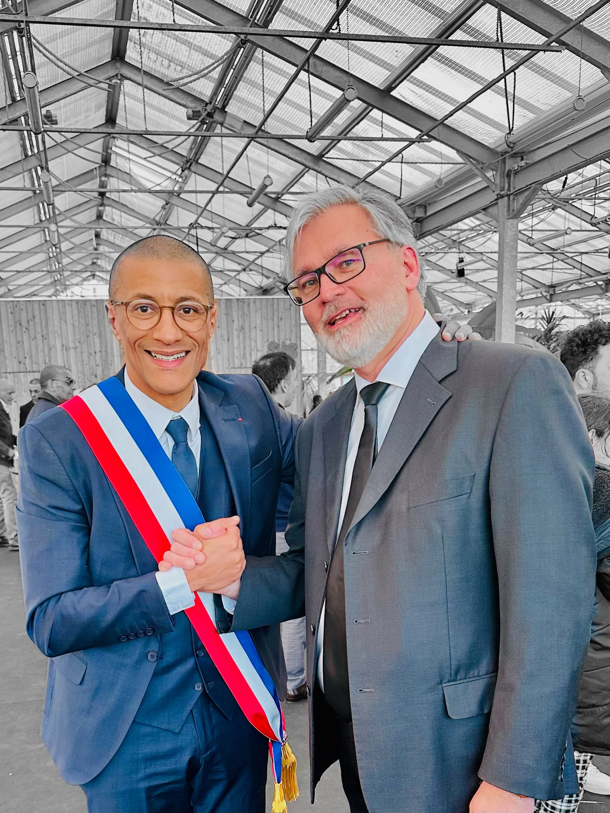 Olivier Decrock aux côtés de Karim Bouamrane, Maire de Saint-Ouen-sur-Seine, qui porte l’écharpe tricolore, lors de l’installation du Conseil municipal.